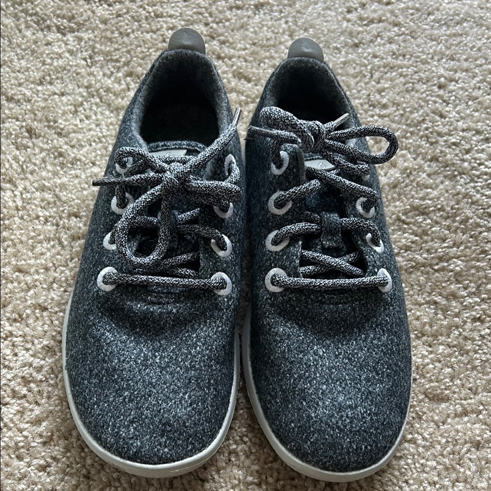 Gray Low-Top Sneakers with Textured Fabric and White Sole
